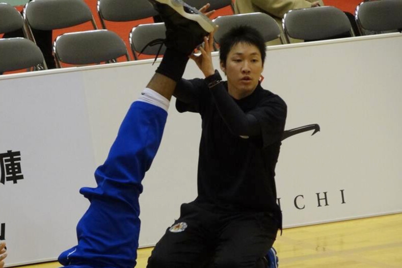 選手へストレッチをしている様子
