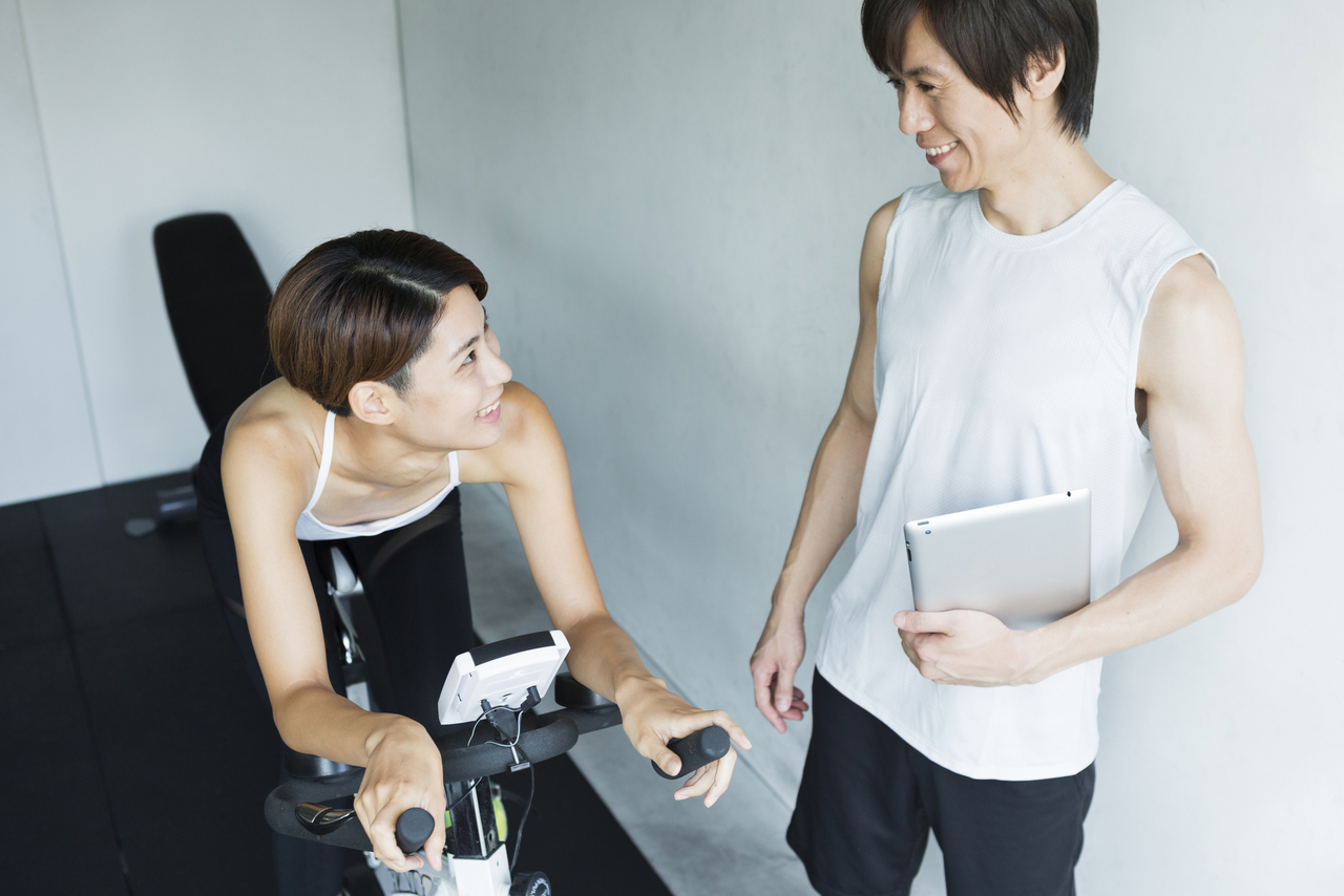 エアロバイクを漕ぐ女性